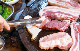 煎黑色的猪肉餐韩国餐厅新鲜的美味的朝鲜文食物厨房铁板生菜关闭复制空间生活方式