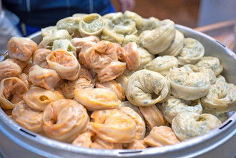 美味的蒸轮形状的饺子南韩国传统的市场特殊的朝鲜文街食物厨房关闭散景复制空间