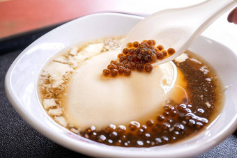 受欢迎的<strong>台湾</strong>美食甜点木薯珍珠球泡沫混合豆凝乳豆腐布丁豆花窦华白色碗关闭生活方式