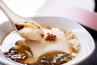 受欢迎的台湾美食甜点木薯珍珠球泡沫混合豆凝乳豆腐布丁<strong>豆花</strong>窦华白色碗关闭生活方式