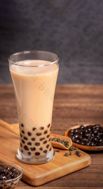 美味的泡沫牛奶茶木薯珍珠球玻璃木表格黑暗灰色的砖背景受欢迎的食物喝<strong>台湾</strong>关闭