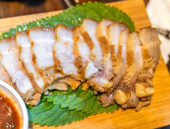 煎煮熟的黑色的猪肉餐韩国餐厅新鲜的美味的朝鲜文食物厨房铁板生菜关闭复制空间生活方式