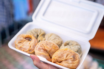 美味的蒸轮形状的饺子南韩国传统的市场特殊的朝鲜文街食物厨房关闭散景复制空间