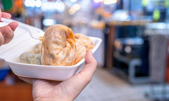 美味的蒸轮形状的饺子南韩国传统的市场特殊的朝鲜文街食物厨房关闭散景复制空间