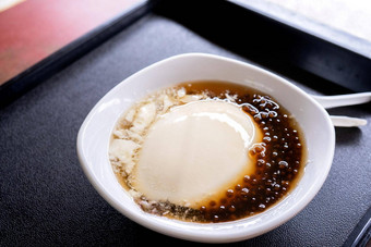 受欢迎的台湾美食甜点木薯珍珠球泡沫混合豆凝乳豆腐布丁<strong>豆花</strong>窦华白色碗关闭生活方式