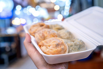 美味的蒸轮形状的饺子南韩国传统的市场特殊的朝鲜文街食物厨房关闭散景复制空间