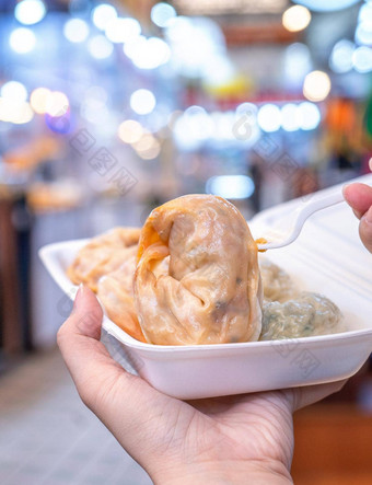 美味的蒸轮形状的饺子南韩国传统的市场特殊的朝鲜文街食物厨房关闭散景复制空间