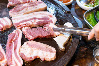 煎黑色的猪肉餐韩国餐厅新鲜的美味的朝鲜文食物厨房<strong>铁板</strong>生<strong>菜</strong>关闭复制空间生活方式