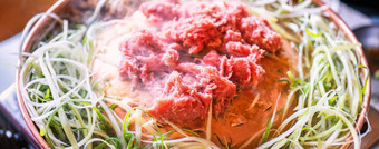 牛肉烧烤烤肉<strong>南韩</strong>国餐厅首尔生活方式新鲜的朝鲜文食物厨房铜锅切片烧烤关闭复制空间