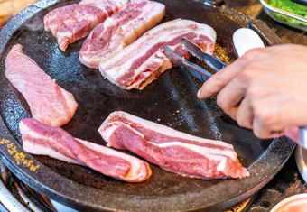 煎黑色的猪肉餐韩国餐厅新鲜的美味的朝鲜文食物厨房铁板生菜关闭复制空间生活方式