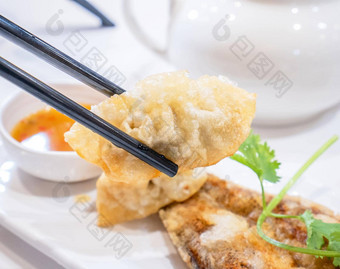 美味的森林总和著名的广东话食物亚洲炸鱼饺子柠檬酱汁茶在香港香港尤姆查餐厅关闭