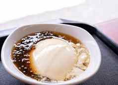 受欢迎的台湾美食甜点木薯珍珠球泡沫混合豆凝乳豆腐布丁豆花窦华白色碗关闭生活方式