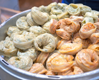 美味的蒸轮形状的饺子南韩国传统的市场特殊的朝鲜文街食物厨房关闭散景复制空间