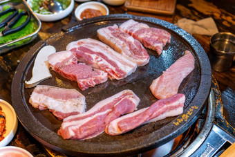 煎黑色的猪肉餐韩国餐厅新鲜的美味的朝鲜文食物厨房铁板生菜关闭复制空间生活方式