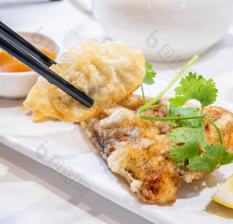 美味的森林总和著名的广东话食物亚洲炸鱼饺子柠檬酱汁茶在香港香港尤姆查餐厅关闭