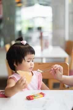可爱的婴儿吃冰奶油表格餐厅