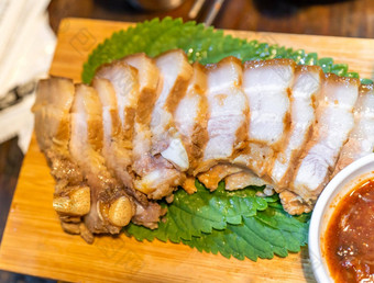 煎煮熟的黑色的猪肉餐韩国餐厅新鲜的美味的朝鲜文食物厨房铁板生菜关闭复制空间生活方式