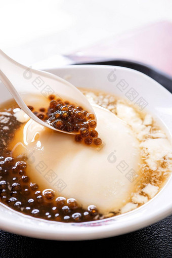 受欢迎<strong>的台湾</strong>美食甜点木薯珍珠球泡沫混合豆凝乳豆腐布丁豆花窦华白色碗关闭生活方式