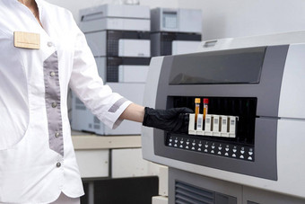 女研究科学家把测试管血样本分析仪医疗机科学家作品现代医疗设备实验室