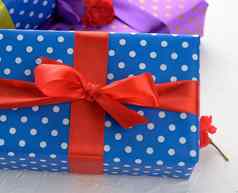 盒子包装节日蓝色的纸系丝绸丝带白色背景生日礼物惊喜