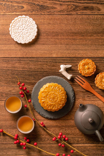 有创意的月亮蛋糕月饼表格设计中国人传统的糕点茶杯木背景<strong>中秋节</strong>日概念前视图平躺