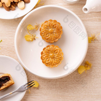 美味的月亮蛋糕<strong>中秋</strong>节日美丽的模式装饰黄色的花茶概念节日下午糕点设计