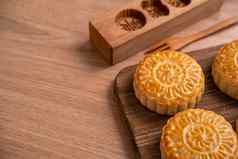 轮形状的月亮蛋糕月饼中国人风格传统的糕点中秋节日月亮节日木背景托盘关闭