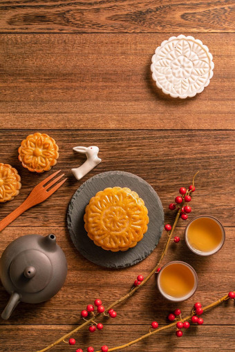 有创意的月亮蛋糕月饼表格设计中国人传统的糕点茶杯木<strong>背景中秋</strong>节日概念前视图平躺