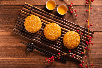 月亮蛋糕月饼表格设置中国人传统的糕点茶杯木<strong>背景中秋</strong>节日概念前视图平躺