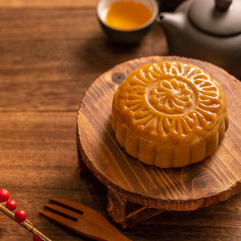 月亮蛋糕月饼表格设置轮形状的中国人传统的糕点茶杯木<strong>背景中秋</strong>节日概念关闭