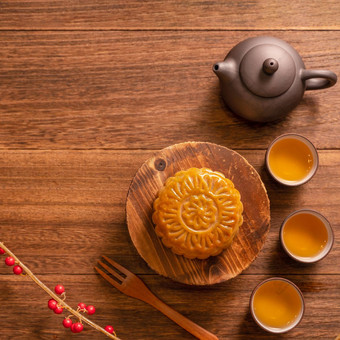 月亮蛋糕月饼表格设置中国人传统的糕点茶杯木<strong>背景中秋</strong>节日概念前视图平躺