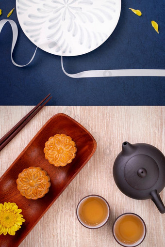 有创意的月亮蛋糕月饼设计灵感享受月亮中秋节日糕点茶木表格概念前视图平躺