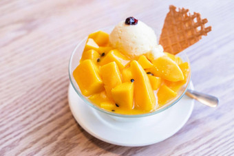 新鲜的<strong>芒果</strong>剃冰独家新闻冰奶油汁酱汁夏天餐厅生活方式受欢迎的食物台湾关闭