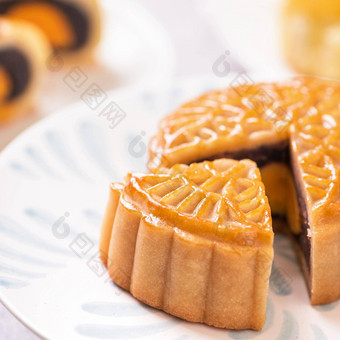 <strong>中秋节</strong>日传统的食物概念美丽的减少月亮蛋糕蓝色的模式板白色背景花关闭复制空间