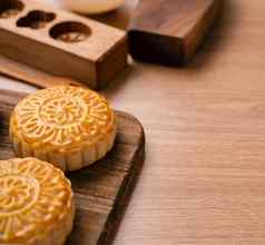 轮形状的新鲜的烤月亮蛋糕糕点中国人穆安卡中秋月亮节日木背景服务托盘关闭复制空间