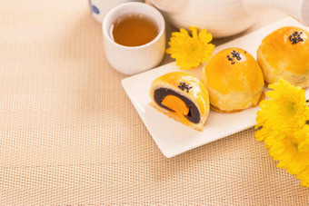 美味的烤蛋蛋黄糕点月亮蛋糕中秋节日明亮的木表格背景中国人节日食物概念关闭复制空间