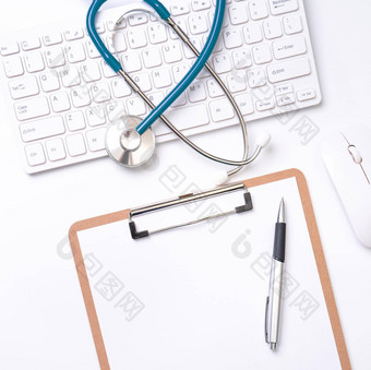 医生诊断概念听诊器电脑键盘医疗记录情况下笔白色工作表格前视图平躺复制空间