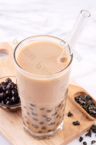 木薯珍珠球泡沫牛奶茶受欢迎的台湾喝喝玻璃稻草大理石白色表格木托盘关闭复制空间