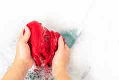女人洗红色的颜色衣服洗涤剂泡沫
