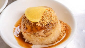 大米布丁管大米蛋糕受欢迎的美味的台湾街食物美食美味使糯米大米猪肉甜蜜的辣椒酱汁