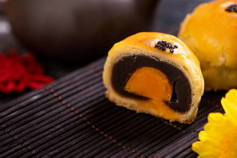美味的烤蛋蛋黄糕点月亮蛋糕中秋节日黑色的板岩黑暗背景中国人节日食物概念关闭复制空间