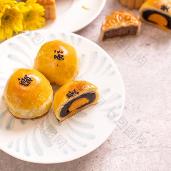 中秋节日传统的食物概念美丽的减少月亮蛋糕蓝色的模式板白色背景花关闭复制空间