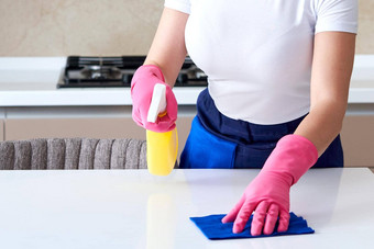 女人清洁首页表格消毒厨房表格表面消毒液喷雾瓶