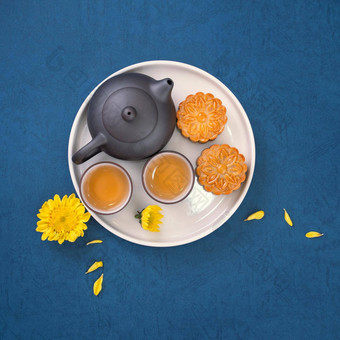 最小的简单布局月亮蛋糕蓝色的背景中秋节日有创意的食物设计概念前视图平躺复制空间