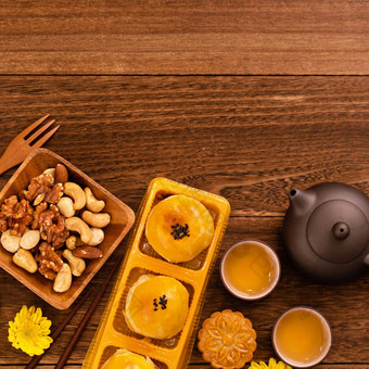 月亮蛋糕茶黑暗木表格假期概念中秋节日传统的食物布局设计前视图平躺复制空间