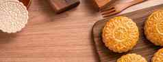 轮形状的月亮蛋糕月饼中国人风格糕点中秋节日月亮节日木背景托盘前视图平躺