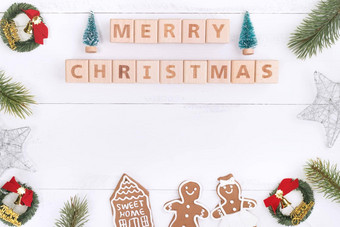 圣诞节概念作文装饰对象冷杉树分支花环姜饼男人。饼干孤立的白色木表格前视图平躺