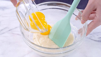 混合蛋蛋黄蛋糕面糊绿色橡胶抹刀混合机工具激动人心的光滑的混合玻璃碗关闭生活方式