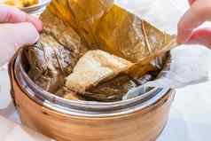 美味的五月盖森林总和新鲜的蒸糯米大米鸡卷包装莲花叶竹子轮船在香港香港尤姆查餐厅