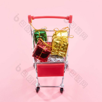 年度出售圣诞节购物季节概念迷你红色的商店车电车完整的礼物盒子孤立的苍白的粉红色的背景复制空间关闭